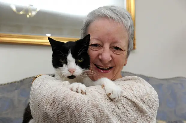 Сью Маккензи и ее кот Том
