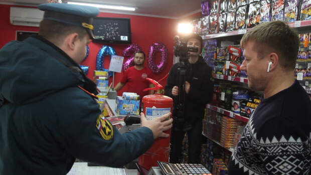 Спасатели Севастополя проверили места продажи пиротехнических изделий