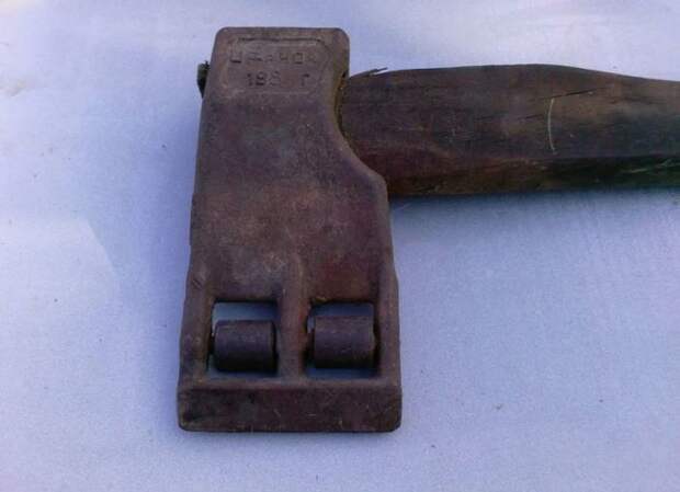 Для чего в советские времена топор делали с  роликами
