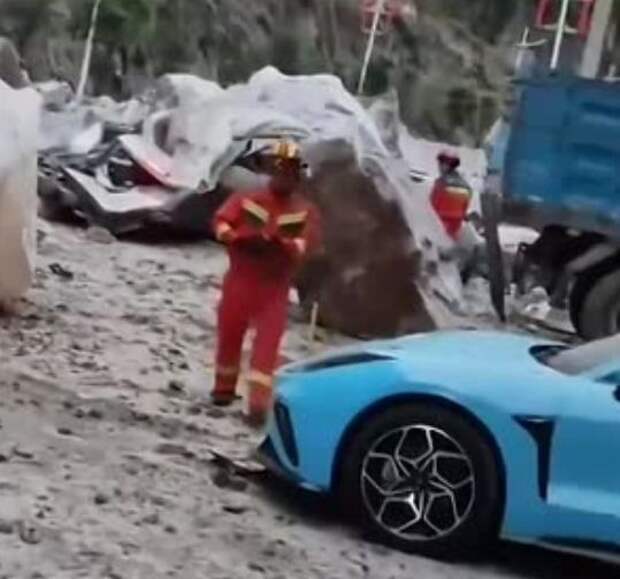 В Китае часть скалы обрушилась на дорогу и снесла машины