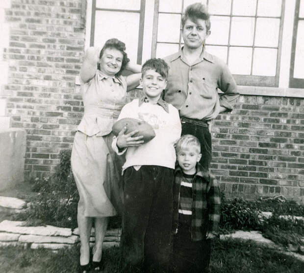 Семейное фото Качинских, снятое у стены их дома в Иллиноисе, 1952 год. /Фото: psychologytoday.com