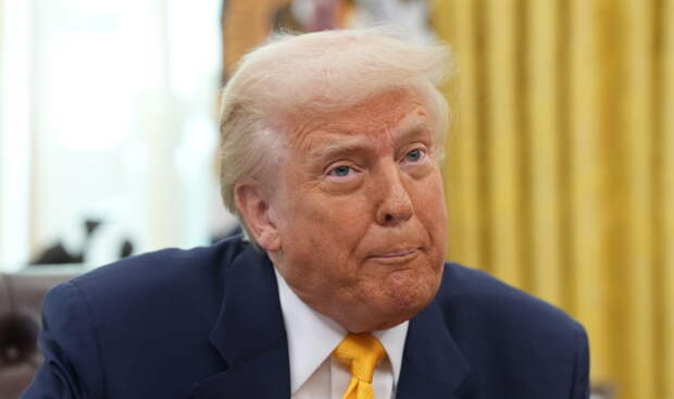 Трамп показал разные гримасы в ходе брифинга в Вашингтоне. Видео