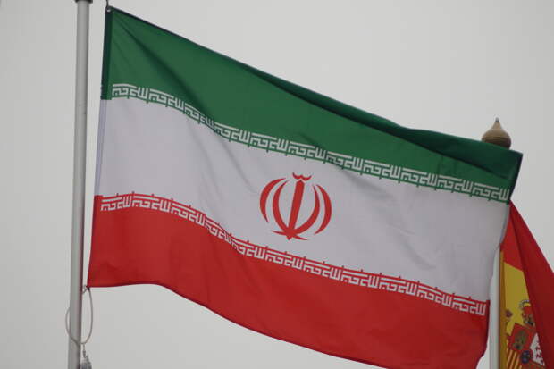 В Иране протестующие перекрыли улицу