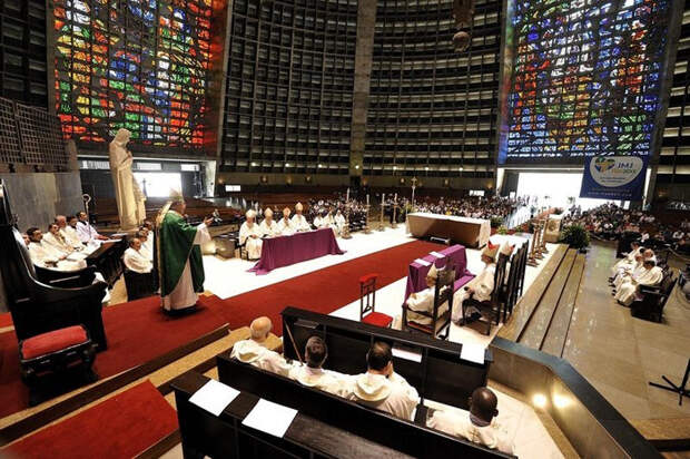 Catedral Metropolitana de Sao Sebastiao. Внутреннее убранство.