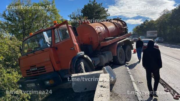 На Южнобережном шоссе в кювет угодил тяжеловоз