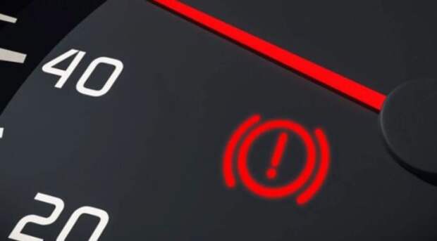 Этот индикатор может загораться при различных проблемах с тормозной системой – низкий уровень тормозной жидкости, изношенные тормозные колодки, проблемы со стоп-сигналами.Первым делом нужно заглянуть под капот и проверить уровень тормозной жидкости, затем повернуть колеса и проверить тормозные диски на наличие пятен.