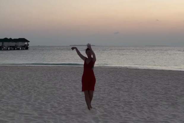 Актриса Елена Захарова показала себя в бикини