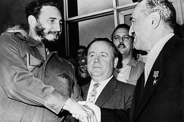 Первый заместитель Председателя Совета Министров СССР Анастас Иванович Микоян (справа) во время своего визита на Кубу в 1960 году встретился с первым секретарем ЦК КП Кубы, премьер-министром революционного правительства Республики Куба Фиделем Кастро.