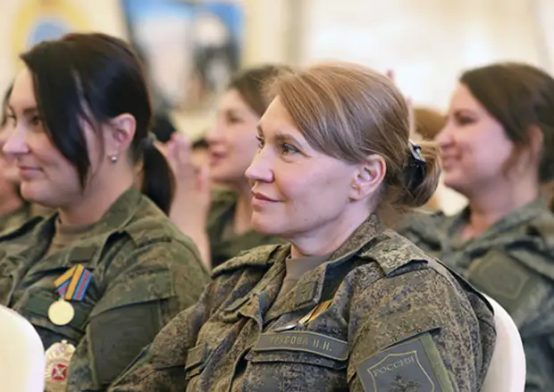 Женщинам-военнослужащим российской группировки войск в Сирии вручили государственные и ведомственные награды