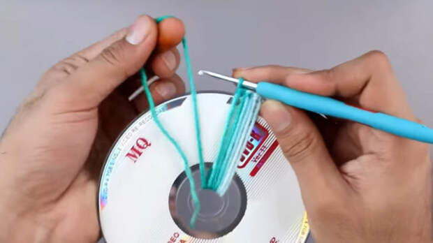 Интересная техника вязания с использованием СД-диска