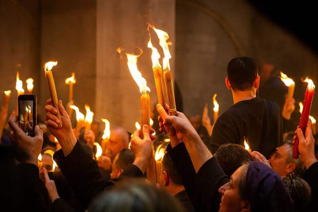 Где смотреть Благодатный огонь в 2026 году и где получить его в Москве