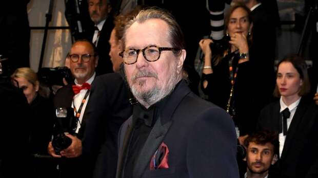 Лауреат "Оскара" Гэри Олдман посвящен в рыцари