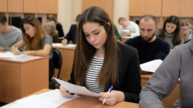 Уральские школьники сдали ЕГЭ по русскому языку