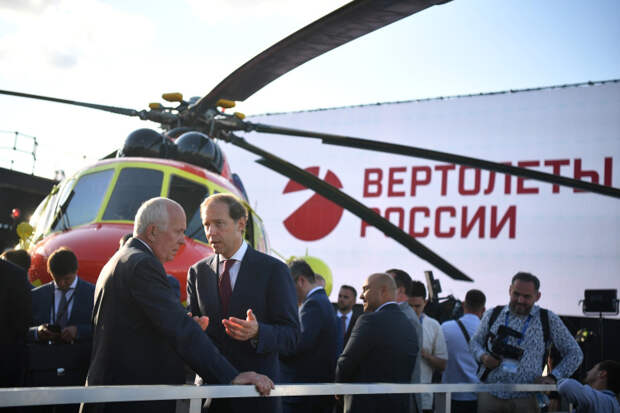 Дениса Мантурова (на фото с Сергеем Чемезовым (слева) называют автором идеи объединения всех вертолетостроительных заводов в единый холдинг