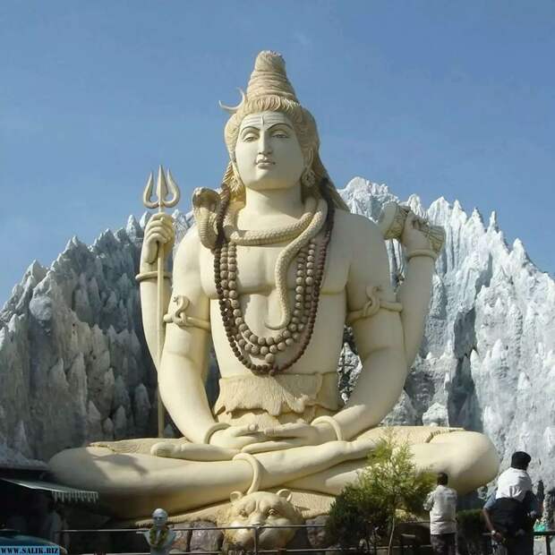Статуя Шивы, покровителя Йогов и аскетов, выполняющего медитацию йоги в позе лотоса.