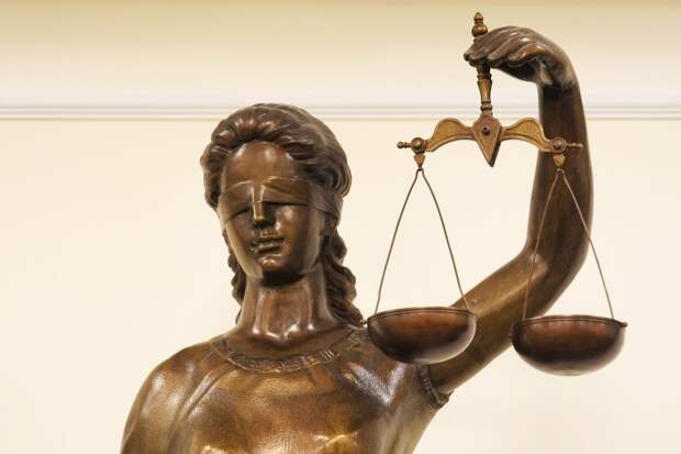 Суд в Тюменской области взыскал с 9-летней девочки долг по кредитам матери