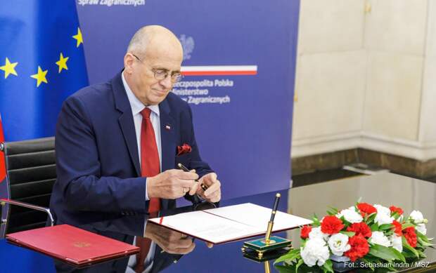Глава МИД Польши Збигнев Рау подписал ноту в адрес Германии с требованием репараций за ущерб, нанесенный в связи со Второй мировой войной
