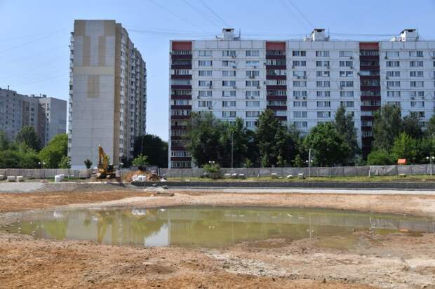 Пруд на Ясном проезде начали заполнять водой