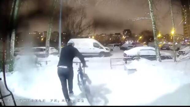 Преступники украли велосипед у доставщика еды в Петербурге