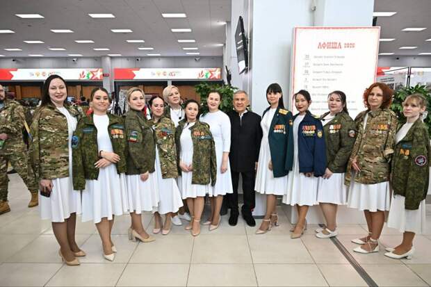 Миңнеханов махсус операциядәгеләрнең хатыннары белән төшкән фотолары белән уртаклашты