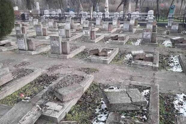 В Херсоне разрушили памятники на мемориале советским воинам