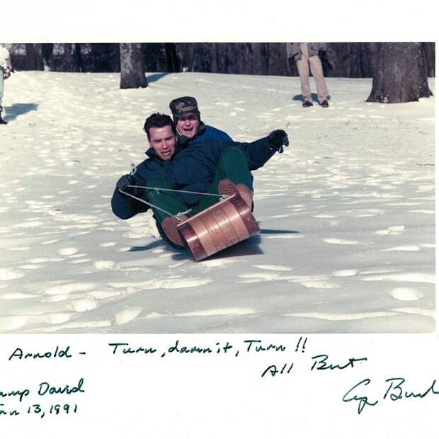 18. Арнольд Шварценеггер и президент Джордж Буш старший несутся с горки на санках, 1991. мир, фотография
