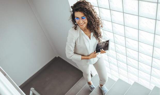 Как правильно подниматься по лестнице в 40 лет, чтобы после 60 не было проблем с костями