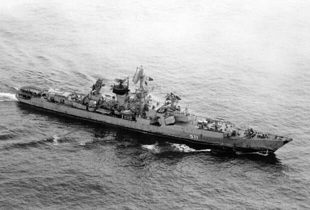 8 – 12 мая 1982 нанёс визит в порт Виктория БПК «Василий Чапаев» (к-2р. А. Зозуль). /Фото: upload.wikimedia.org 8 – 12 мая 1982 нанёс визит в порт Виктория БПК «Василий Чапаев» (к-2р. А. Зозуль). /Фото: upload.wikimedia.org