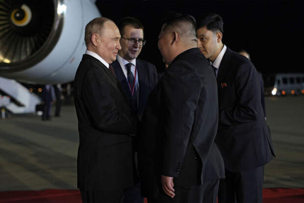 В Пхеньяне Путин и Ким Чен Ын обнялись при встрече