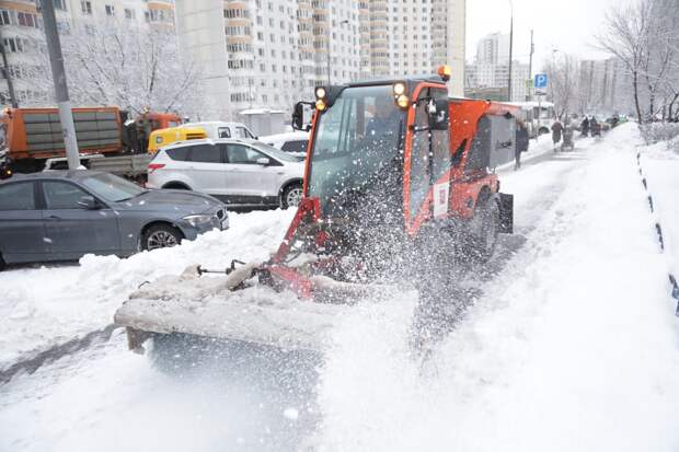 Уборка улиц в ЮВАО / Фото: Артур Новосильцев
