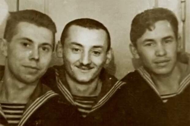 Армейские фотографии знаменитостей из их дембельских альбомов