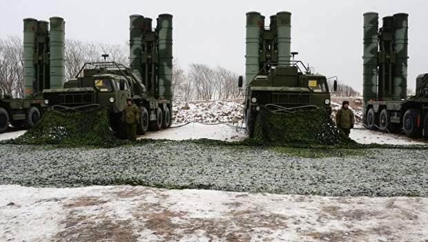 Зенитные ракетные комплексы С-400 Триумф на боевых позициях. Архивное фото