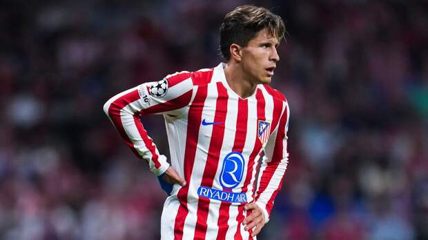 Сын Симеоне сцепился с игроком «Арсенала», наступившим на эмблему «Атлетико»