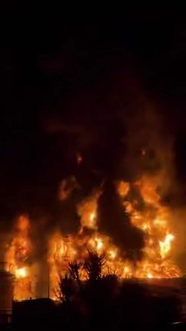 В Туапсе пламя перекинулось на жилой дом! Людей эвакуировали раньше