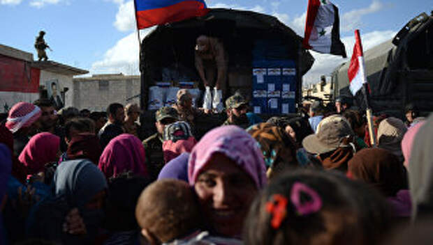 Раздача российской гуманитарной помощи жителям населенного пункта Каукабм в Сирии. Апрель 2016 года. Архивное фото
