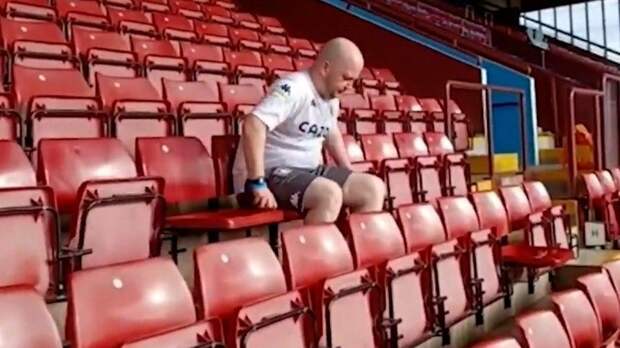 Фанат футбола в Британии сел более чем на 42 тысячи стульев ради благотворительности
