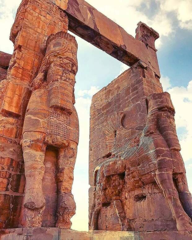 Ворота Всех Народов также известные как Ворота Ксеркса в Персеполисе, Иран. Построены между 486-465 годами нашей эры