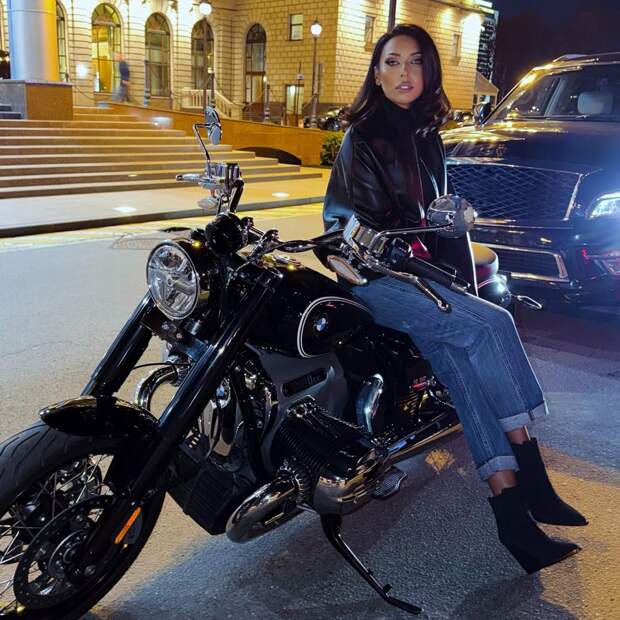 Алсу впечатлила поклонников свежими снимками на мотоцикле: «Я на своей скорости»