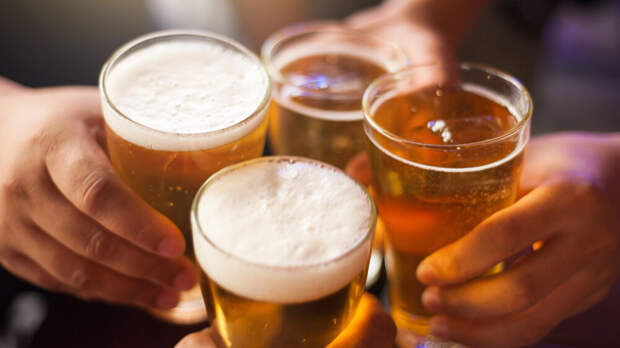 Названы самые вредные закуски к алкоголю