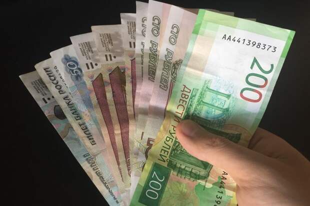 Почему многие россияне резко стали переходить на наличные деньги