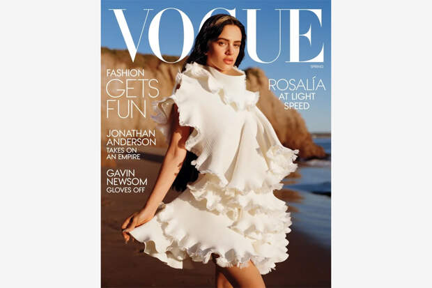 Популярная певица снялась для журнала в прозрачном платье