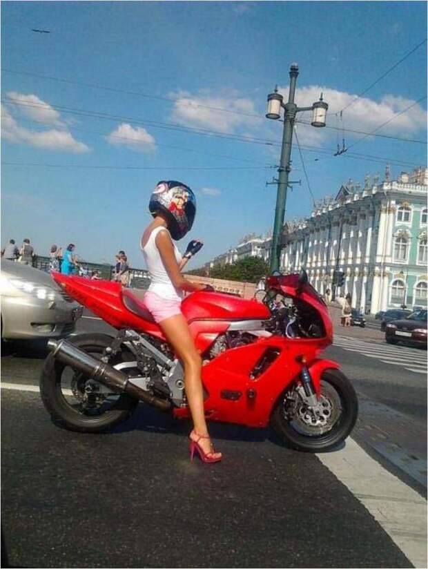 Девушки гуляющие в откровенных нарядах на улице (47 фото)