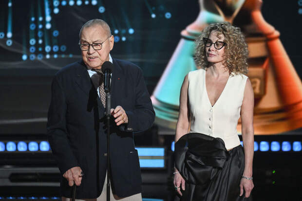 Актриса Высоцкая в жилете с декольте снялась с Кончаловским на премии