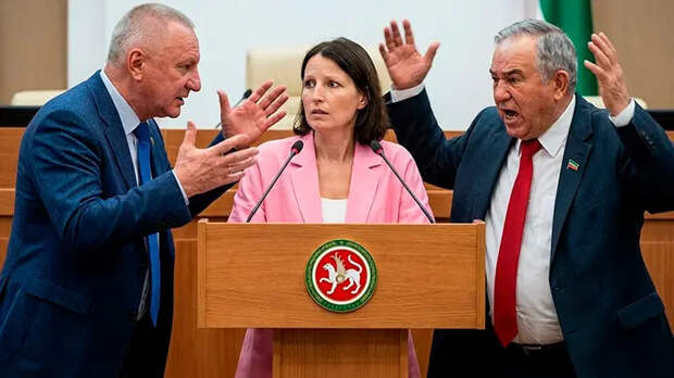 "Это вам не тот герой". Депутаты вышли не в ту дверь: В Казани чиновницу отчитали за доклад на русском. Снимаем маски,,