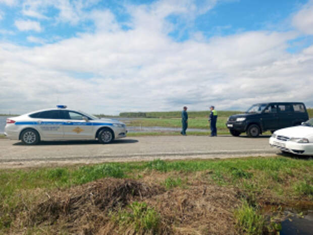 В Тюменской области полицейские продолжают мероприятия по охране общественного порядка на территориях, расположенных в зоне паводка