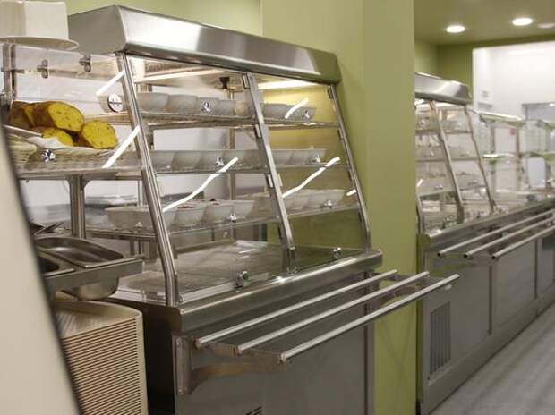 Школьник из Петербурга отсудил 100 тысяч рублей за отравление в столовой