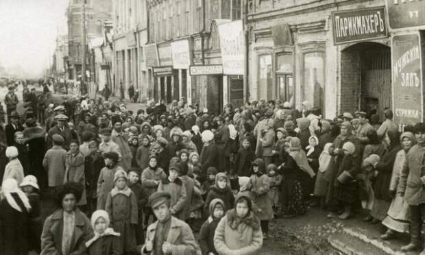 Люди в ожидании гуманитарной помощи от правительства. СССР, Поволжье, 1922 год.