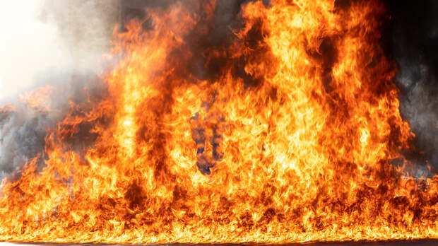 В аэропорту Кувейта вспыхнул крупный пожар после атаки иранских беспилотников