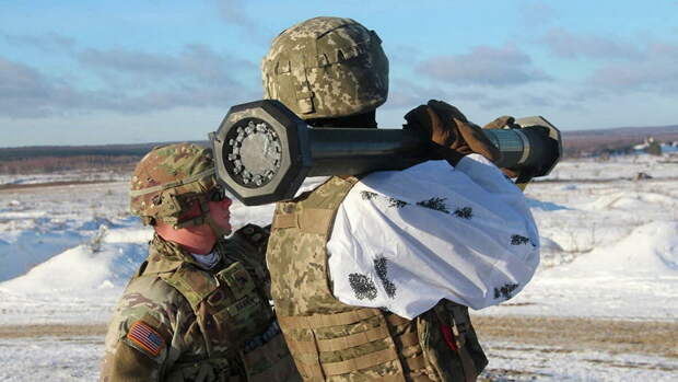 Американский инструктор обучает украинского военного работе с гранатометом M141 Bunker Defeat Munition (SMAW-D), поставленным из США Американский инструктор обучает украинского военного работе с гранатометом M141 Bunker Defeat Munition (SMAW-D), поставленным из США - РИА Новости, 1920, 03.02.2022