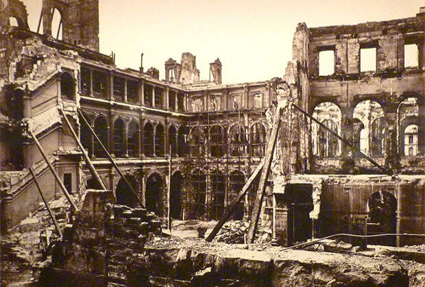 Сожженная коммунарами в 1871 году ратуша Отель-де-Виль, где размещалась парижская мэрия